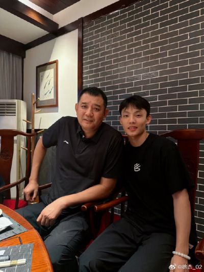 逍遥王！徐杰晒与巩晓彬的合照：四川太好吃 下次再来