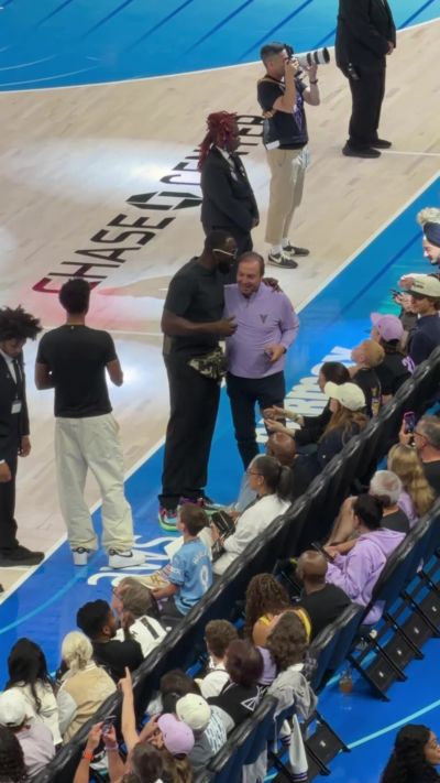 感谢老板送来的续约大火箭！追梦观战WNBA 与拉科布勾肩搭背