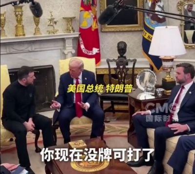 老特与小泽的牌局：小泽的牌越来越多，老特的牌越来越少