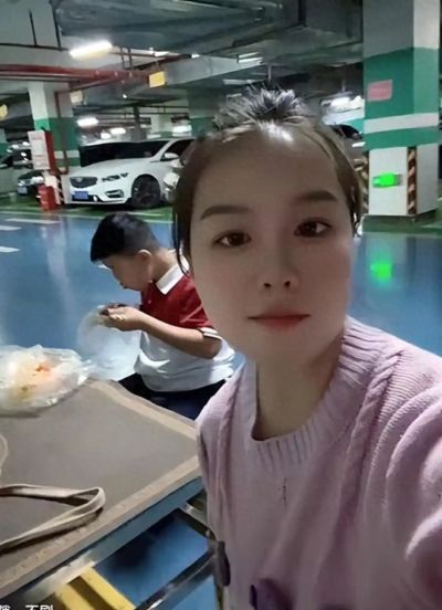 “患癌就老实了！”低认知宝妈带娃在地下车库吃饭，网友：挺漂亮