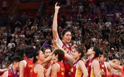 14岁身高2米20！中国女篮又冒出一天才中锋：首秀轰28分8板太强了
