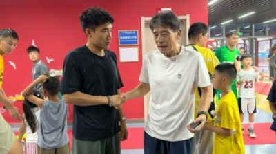 与昔日弟子再会，足球报晒青岛德比赛后李章洙与郑智黄博文重逢照
