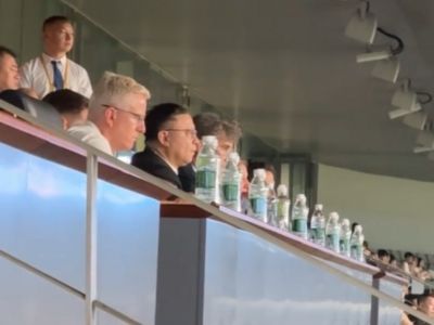 记者:城市集团首席执行官费兰·索里亚诺现场观看深圳新鹏城