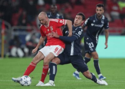 1-0!西甲劲旅虎口夺食+力压三冠王登顶