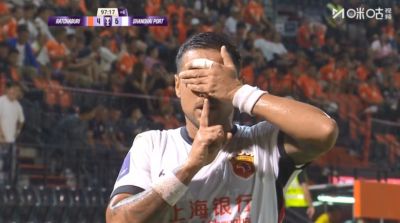 莱昂纳多最后时刻再进一球，随后做出捂住眼睛、比出嘘声的庆祝