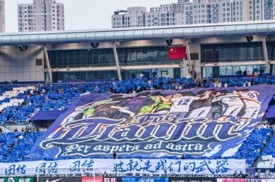 津媒介绍津门虎主场TIFO：球迷和球队荣辱与共、风雨同舟