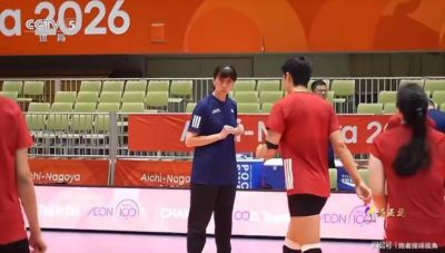 中国女排三消息！赖亚文监督训练，郎平登上封面，李盈莹露面