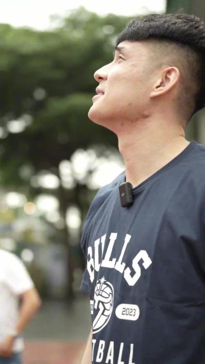 新援刘佳鑫逛香港：坐天星小轮吹海风，还想去吃正宗烧卖