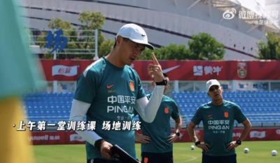 国足热身上强度 邵佳一：提前让大家感受下真正的大赛氛围