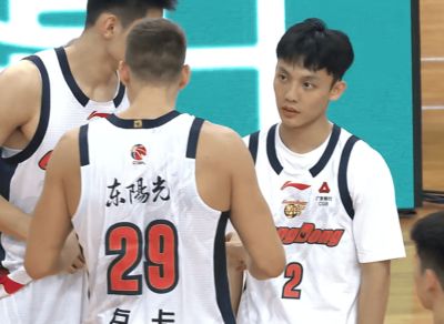 随着四场热身赛打完，广东12人大名单出炉！3国手+徐杰周鹏+3外援，保底四强