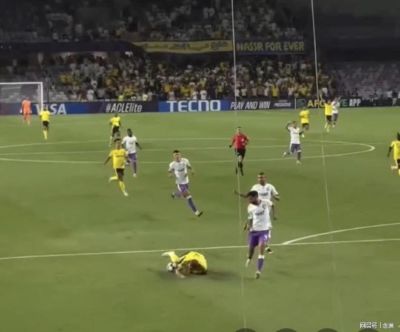 0-4！41岁C罗破防：综合格斗动作抱摔放倒对手 还诬陷对方犯规