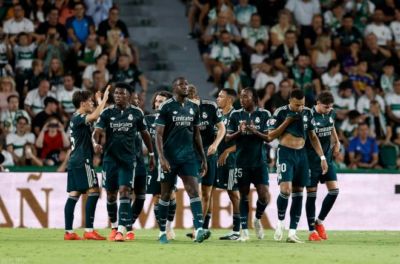 皇马3-2埃尔切：7分钟丢2球，库库失误还是维尼早退？