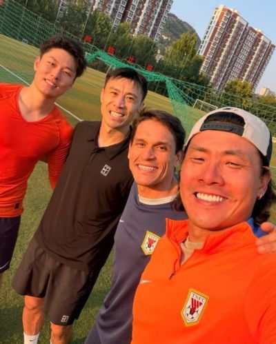 王大雷晒与郑铮等人训练场合影：笨鸟先飞呗，菜就提前练
