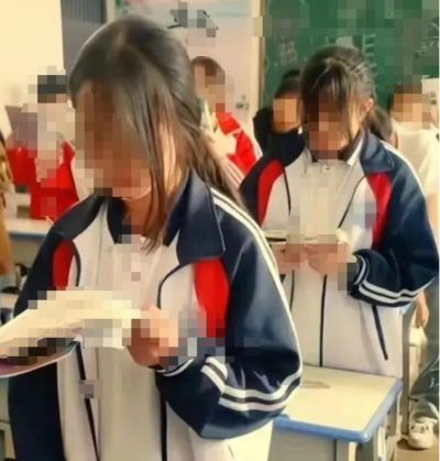 “鲶鱼须”已成历史，10后学生开始流行“呆毛”发型：头顶取一小撮头发，在距头皮2到3厘米剪断，留下的发根自然炸开