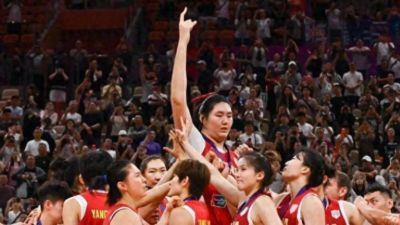 14岁2米20！女篮又一天才中锋横空出世，首秀狂轰28分8篮板，排球转项仅1年