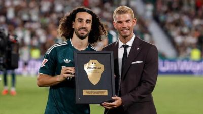 埃尔切向库库赠送纪念牌，致敬其随西班牙夺得2026世界杯