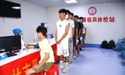 征兵办快坐不住了？14亿人，怎么就招不着几个不戴眼镜的兵呢？