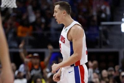 24岁才进入NBA，生涯仅11+2+2，落选秀出身的他生涯已赚1.2亿薪水