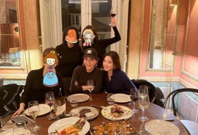 55岁李静瘦30斤像30出头，带女儿游葡萄牙老公没影