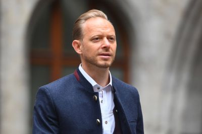 拜仁营销董事：英超俱乐部正积极走向世界，德国俱乐部也必须主动