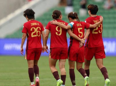 中国女足迎来开局胜利！媒体热议：依赖老将，半决赛才是考验