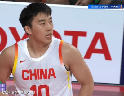 亚运会1/4决赛！中国男篮半场领先9分，廖三宁15分，崔永熙8分