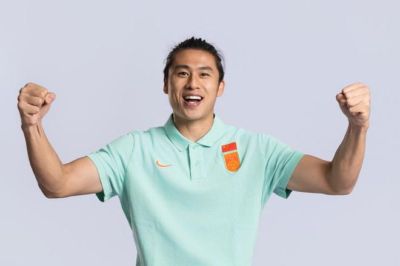 中国男足半场1-1朝鲜 连续解围失误致丢球 吴曦助攻张玉宁头槌扳平