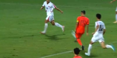 U23国足反超！37岁吴曦精彩吊射破门+捂嘴难以置信，本场传射建功