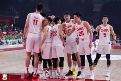 中国男篮亚运会87比78险胜沙特晋级四强，为何赛中一度被反超？谁是本场取胜的关键？