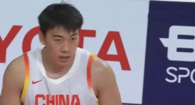 仅9人出战，中国男篮逆转挺进4强，廖三宁30+7救主，余嘉豪撑起内线