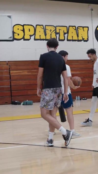 苦练1v3终结！前广东男篮外援奎因休赛期和NBA扣篮王麦克朗合练