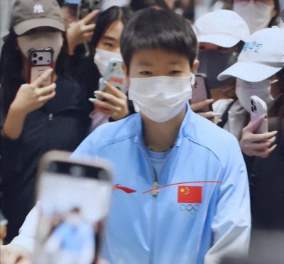 国乒清晨启程出征：王楚钦遭围堵，孙颖莎短发，入住4000人邮轮