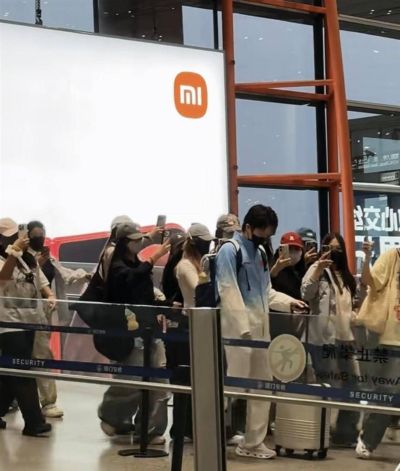 国乒出征亚运会大合照曝光，王励勤站C位被骂，王楚钦包被代拍挤掉