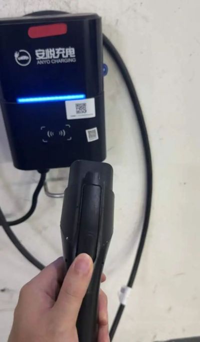 “充电枪卡死，怎么都拔不下来”，车主被困3个多小时！原定的行程泡汤！更让她气愤的是……