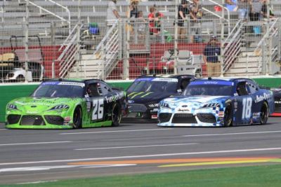 撞车不罚反叫去谈话，NASCAR把两位车手请进了拖车