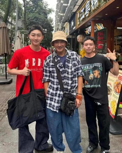 吴镇宇成都街头被偶遇！身材精瘦无油腻感，粉丝求合影来者不拒