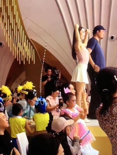 “穿成这样合适吗？” 幼师领舞被女家长围攻：女生都懂是怎么回事