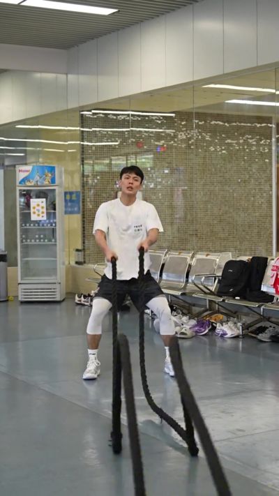 广东男篮晒夏训体能力量训练视频！胡明轩、徐杰均归队参加训练