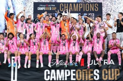🏆捧杯时刻！梅西收获MVP奖杯+捧起美墨冠军杯与全队一同庆祝！