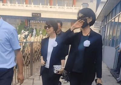 敬一丹老公与女儿告别大厅外合影！  一身黑衣，难掩悲伤，结婚40多年，曾三次“放手”