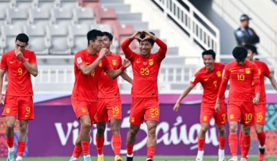 2-1逆转，一场全面落后的胜利，中国男足打破魔咒，两超龄球员居功至伟