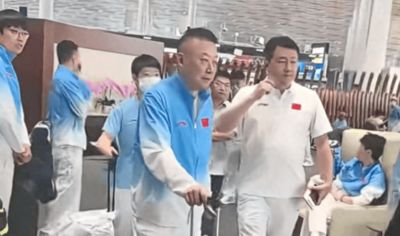 国乒落地名古屋被困机场6小时，只给水不给饭：孙颖莎饿着肚子就地拉伸，多国代表团同样滞留
