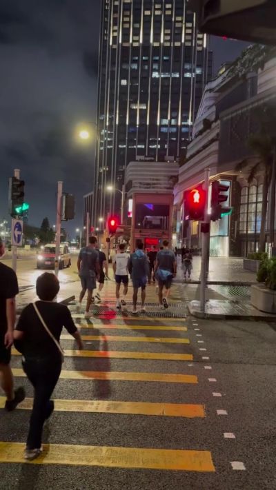 最高罚款2000港元！球迷中国香港街头偶遇，福登等曼城4将闯红灯