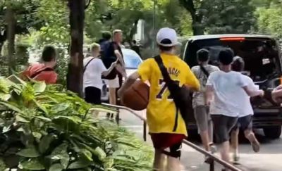 东契奇现身马德里做活动受到球迷热捧 小球迷穿湖人77号球衣追车
