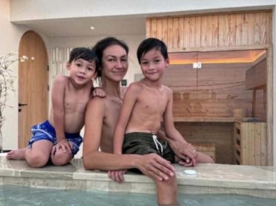 知名女星赤裸上身 和两个儿子合照,身材火辣,网友:毫无边界感…