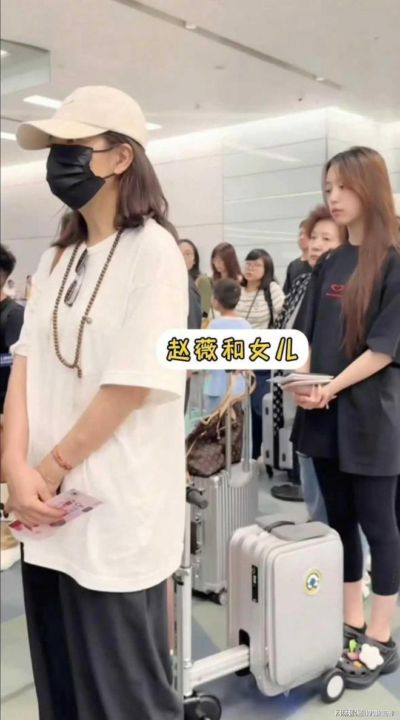 赵薇还有脸出来?与女儿同框,小四月身高超170,大眼睛跟妈妈一样