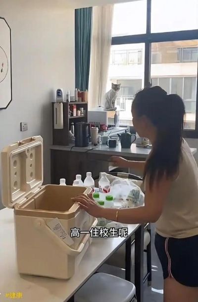 “一箱子高科技加寒，你女儿想健康都难！”母亲给女儿的爱心行囊，被骂惨！