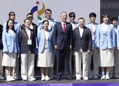中国代表团亮相亚运会欢迎仪式 与港澳代表团同台合影留念