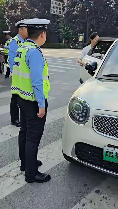 西安何家营查扣“接娃专用老头乐”，有驾照也罚200扣9分
