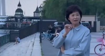 敬一丹当天在哈尔滨开颅手术，包ICU专机回京